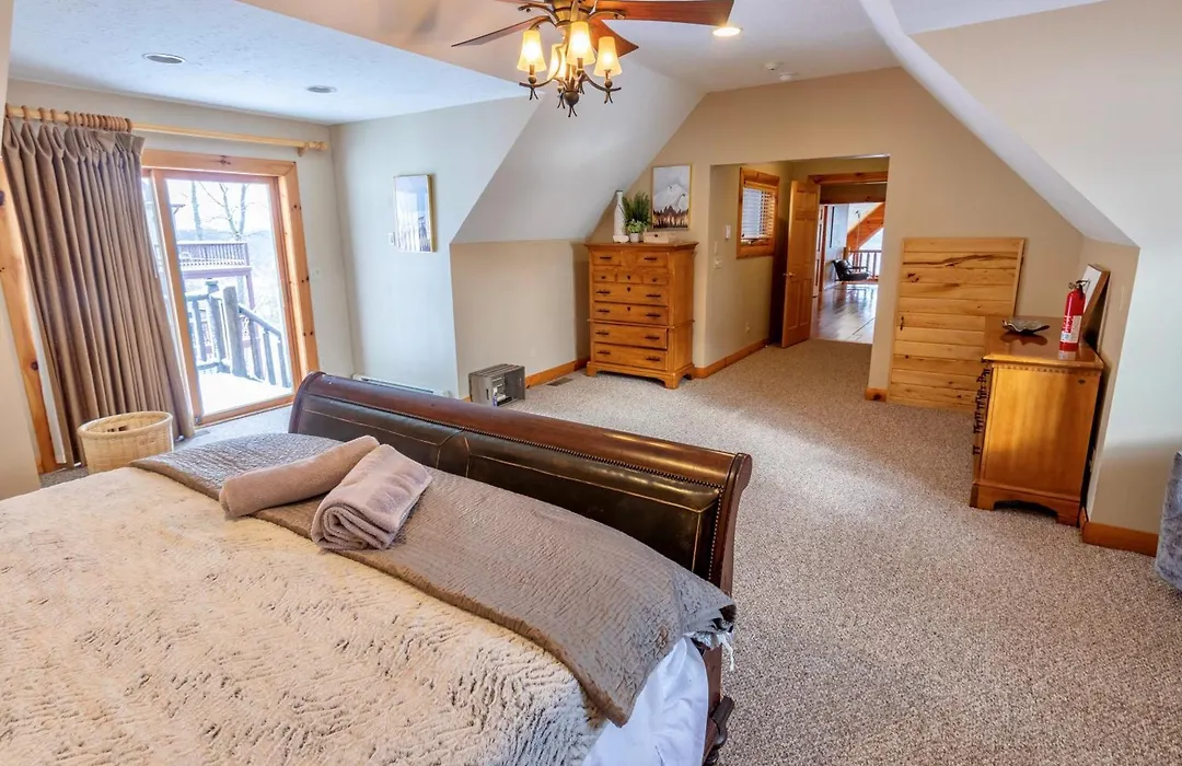 Bella Vista! Amazing Lake Views, Hot Tub, Peleton!-1